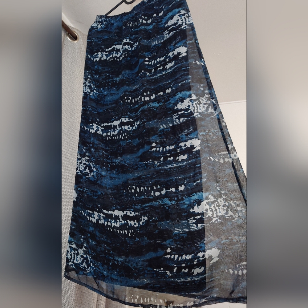 Forever 21 Midnight Blue & White A-Line Skirt With Black Lining On The Bottom